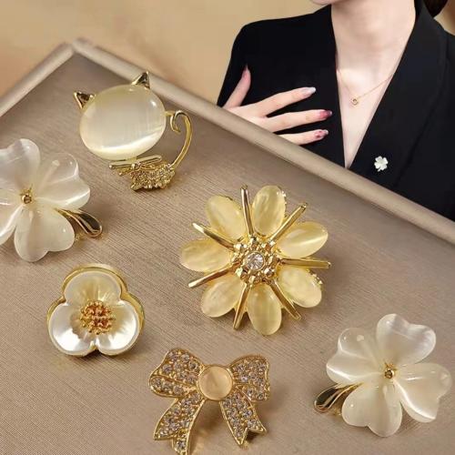 alliage de zinc broche, avec résine, Placage de couleur d'or, styles différents pour le choix & pour femme & avec strass, brooch length 10-20mm, Vendu par PC