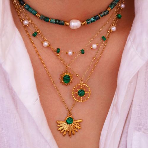 Acier titane parure de bijoux, avec Malachite & perle de plastique, Placage de couleur d'or, styles différents pour le choix & pour femme, Vendu par PC
