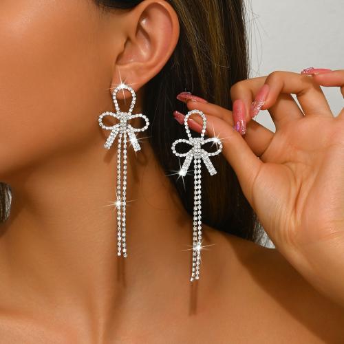 laiton boucle d'oreille en gland, Noeud papillon, Placage de couleur argentée, pour femme & avec strass Vendu par paire