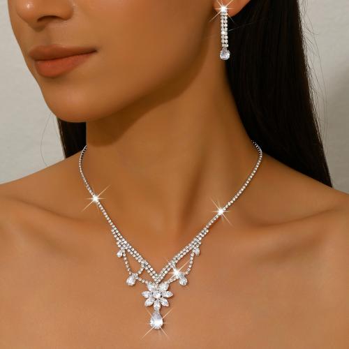 laiton parure de bijoux, boucle d'oreille & collier, Placage de couleur argentée, 2 pièces & pour femme & avec strass, plus de couleurs à choisir, Vendu par fixé