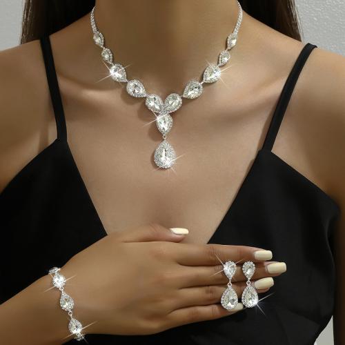 laiton parure de bijoux, avec cristal, larme, Placage de couleur argentée, styles différents pour le choix & pour femme & avec strass, Vendu par fixé
