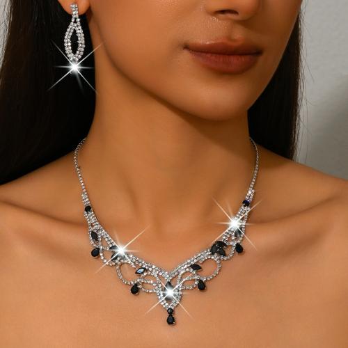 laiton parure de bijoux, boucle d'oreille & collier, Placage de couleur argentée, 2 pièces & pour femme & avec strass, plus de couleurs à choisir, Vendu par fixé