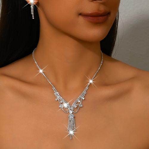 laiton parure de bijoux, boucle d'oreille & collier, Placage de couleur argentée, 2 pièces & pour femme & avec strass, plus de couleurs à choisir, Vendu par fixé