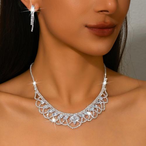 laiton parure de bijoux, boucle d'oreille & collier, Placage de couleur argentée, 2 pièces & pour femme & avec strass, plus de couleurs à choisir, Vendu par fixé