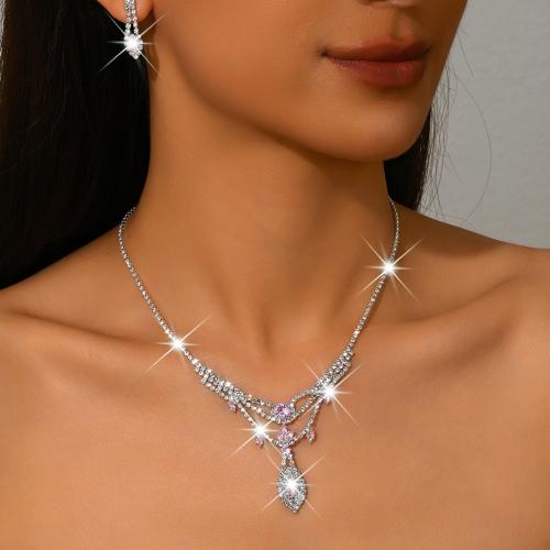 laiton parure de bijoux, boucle d'oreille & collier, Placage de couleur argentée, 2 pièces & pour femme & avec strass, plus de couleurs à choisir, Vendu par fixé