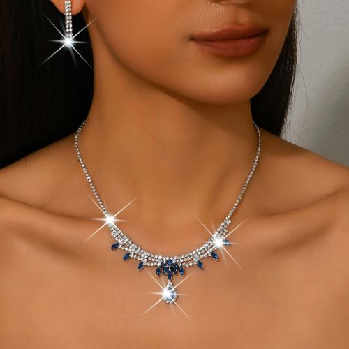 laiton parure de bijoux, boucle d'oreille & collier, Placage de couleur argentée, 2 pièces & pour femme & avec strass, plus de couleurs à choisir, Vendu par fixé