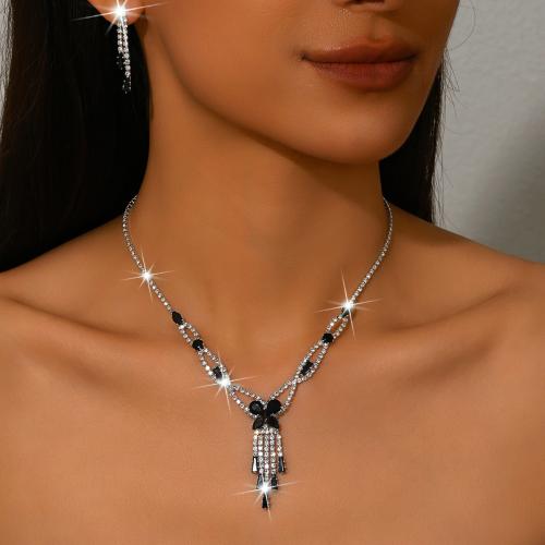 laiton parure de bijoux, boucle d'oreille & collier, Placage de couleur argentée, 2 pièces & pour femme & avec strass, plus de couleurs à choisir, Vendu par fixé
