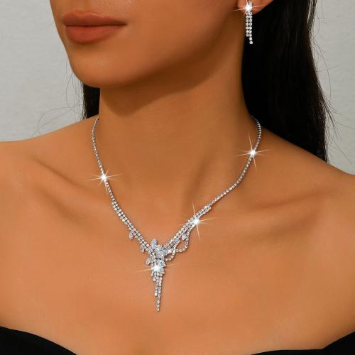 laiton parure de bijoux, boucle d'oreille & collier, avec cristal, Placage de couleur argentée, 2 pièces & pour femme & avec strass, plus de couleurs à choisir, Vendu par fixé