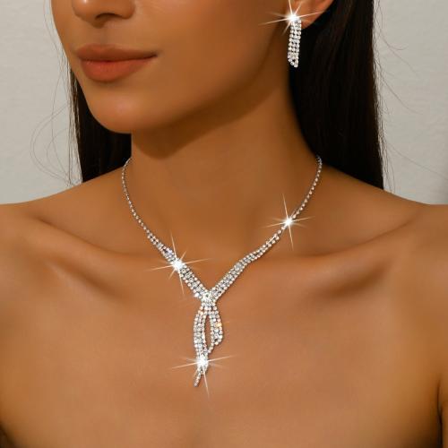 laiton parure de bijoux, boucle d'oreille & collier, Placage de couleur argentée, styles différents pour le choix & pour femme & avec strass, Vendu par fixé