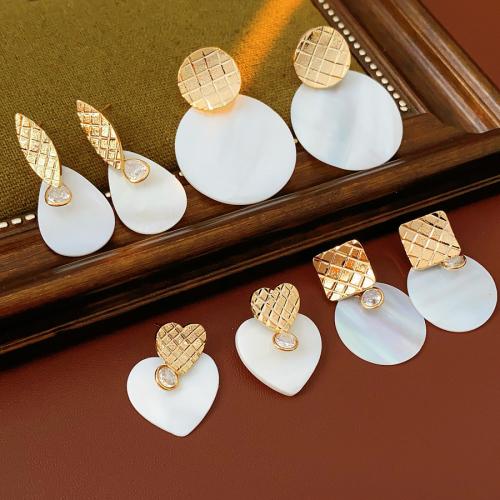 laiton Boucle d'oreille goutte, avec coquille blanche, Placage de couleur d'or, styles différents pour le choix & pavé de micro zircon & pour femme, earring length 20-50mm, Vendu par paire[