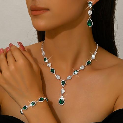 laiton parure de bijoux, avec cristal, larme, Placage de couleur argentée, styles différents pour le choix & pour femme & avec strass, Vendu par fixé
