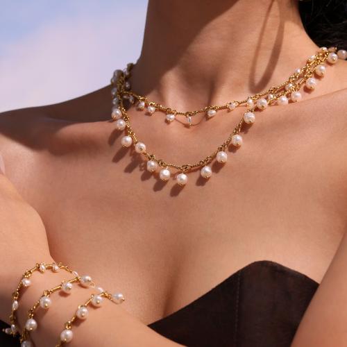 Parures de bijoux en acier inoxydable, laiton, avec Shell Pearl, Plaqué or 18K, bijoux de mode & styles différents pour le choix & pour femme, Vendu par PC
