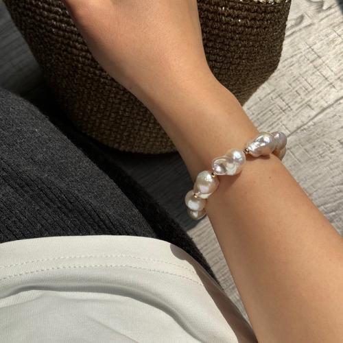 bracelet en laiton de perle d'eau douce cultivée, avec laiton, Baroque, Placage de couleur d'or, bijoux de mode, blanc Vendu par brin
