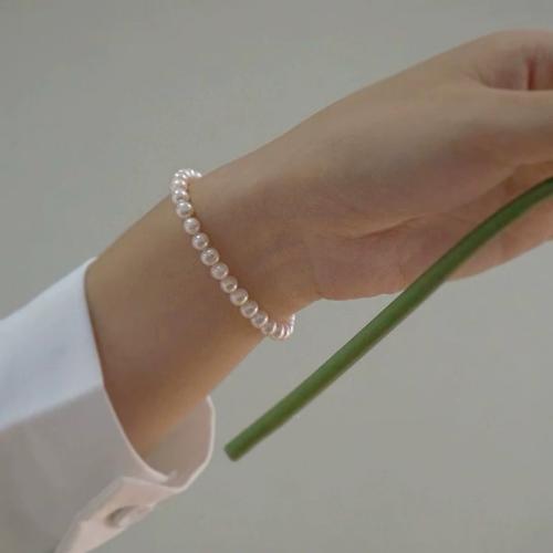 bracelet en laiton de perle d'eau douce cultivée, avec laiton, Légèrement rond, Placage de couleur d'or, bijoux de mode, blanc Vendu par brin