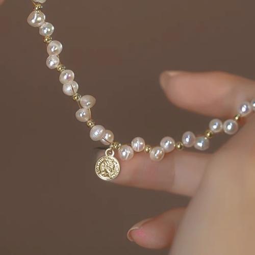 bracelet en laiton de perle d'eau douce cultivée, avec laiton, Irrégulière, Placage de couleur d'or, bijoux de mode, blanc Vendu par brin