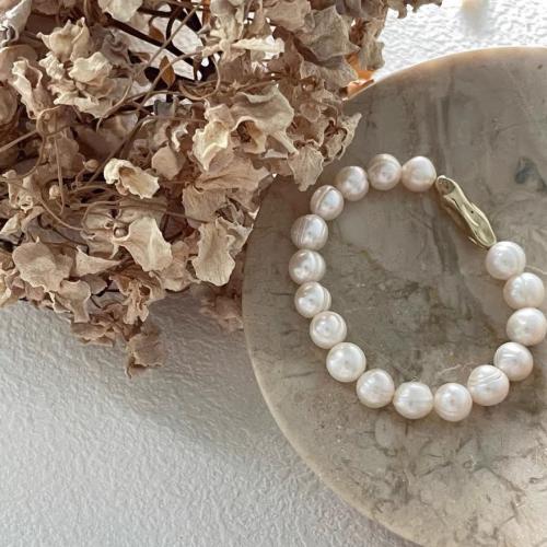 bracelet en laiton de perle d'eau douce cultivée, avec laiton, Irrégulière, Placage de couleur d'or, bijoux de mode, blanc Vendu par brin