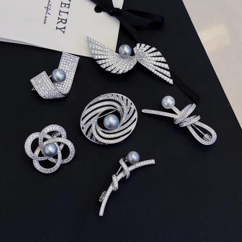 Broche perle d'eau douce, laiton, avec perle d'eau douce cultivée, Placage, bijoux de mode & pavé de micro zircon, plus de couleurs à choisir Vendu par PC
