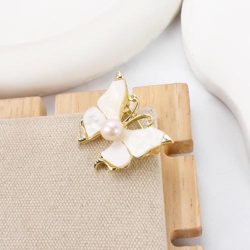 Broche perle d'eau douce, alliage de zinc, avec coquille blanche & perle d'eau douce cultivée, papillon, Placage de couleur d'or, bijoux de mode, plus de couleurs à choisir Vendu par PC