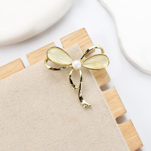 Broche perle d'eau douce, alliage de zinc, avec coquille blanche & perle d'eau douce cultivée, Noeud papillon, Placage de couleur d'or, bijoux de mode, plus de couleurs à choisir Vendu par PC