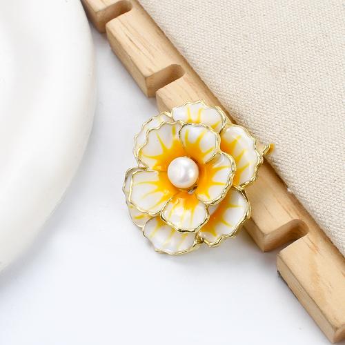 Broche perle d'eau douce, alliage de zinc, avec perle d'eau douce cultivée, fleur, Placage de couleur d'or, bijoux de mode & émail, plus de couleurs à choisir Vendu par PC
