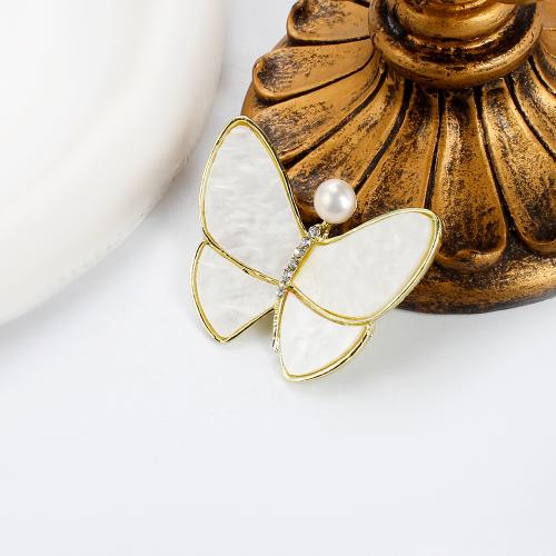 Broche perle d'eau douce, alliage de zinc, avec coquille blanche & perle d'eau douce cultivée, papillon, Placage de couleur d'or, bijoux de mode & avec strass, plus de couleurs à choisir Vendu par PC