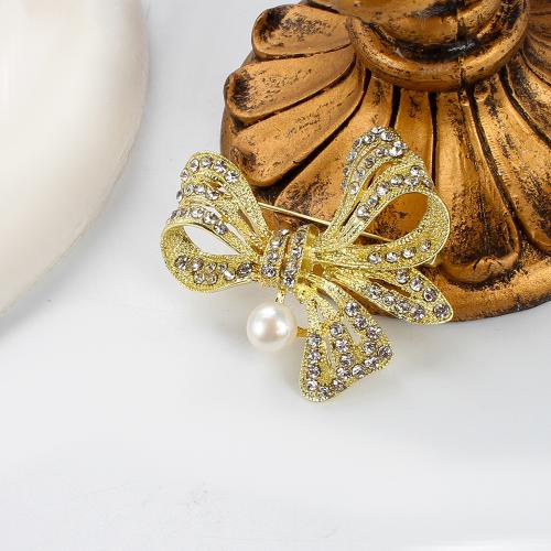 Broche perle d'eau douce, alliage de zinc, avec perle d'eau douce cultivée, Placage de couleur d'or, bijoux de mode & avec strass, plus de couleurs à choisir Vendu par PC