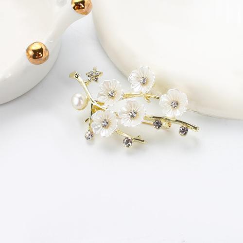 Süßwasserperlen Brosche , Zinklegierung, mit Natürliche kultivierte Süßwasserperlen & Acryl, Plum Blossom, goldfarben plattiert, Modeschmuck & mit Strass, keine, 59.12x13.56x33.8mm, verkauft von PC[