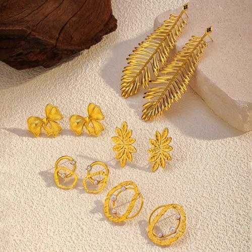 Boucle en acier inoxydable, Acier inoxydable 304, avec perle de plastique, Placage, styles différents pour le choix & pour femme & avec strass & creux, doré, Vendu par paire