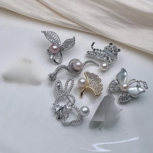 Broche perle d'eau douce, alliage de zinc, avec coquille blanche & perle d'eau douce cultivée, Placage de couleur d'or, bijoux de mode & avec strass, plus de couleurs à choisir, 6-8mm, Vendu par PC