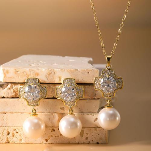 Micro cúbicos Circonia allanar sistemas de la joyería de cobre amarillo, metal, pendiente & collar, con Perlas plásticas, chapado, 2 piezas & micro arcilla de zirconia cúbica & para mujer, más colores para la opción, Vendido por Set