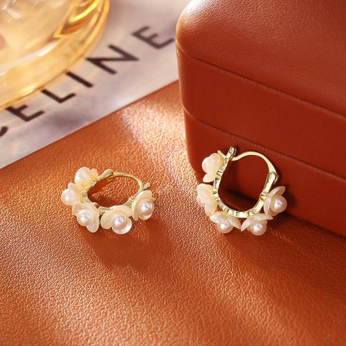 Латунные серьги падение, Латунь, с Пластиковая жемчужина, Форма цветка, плакированный настоящим золотом, ювелирные изделия моды & Женский, продается Пара