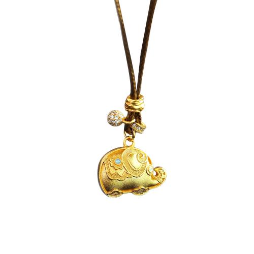 キュービックジルコンマイクロパヴェブラスネックレス, 銅, 象, メッキ, ファッションジュエリー & マイクロパヴェジルコニア & 女性用, 金色, The pendant is 2.8cm long and 2.1cm wide, 長さ:65 センチ, 売り手 パソコン