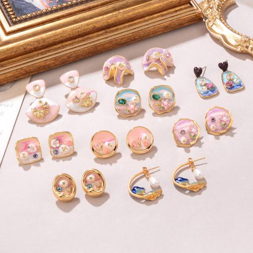 Boucles d'oreilles d'eau douce de Perle , laiton, avec perle d'eau douce cultivée, Placage de couleur d'or, styles différents pour le choix & pour femme & émail, Vendu par paire