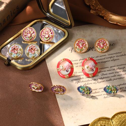 Boucles d'oreilles d'eau douce de Perle , laiton, avec perle d'eau douce cultivée, Placage de couleur d'or, styles différents pour le choix & pour femme & émail, plus de couleurs à choisir, Vendu par paire