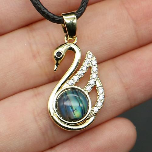 coquille collier, avec cuir PU & laiton, cygne, Placage de couleur d'or, bijoux de mode & unisexe & avec strass, plus de couleurs à choisir Environ 19 pouce, Vendu par PC