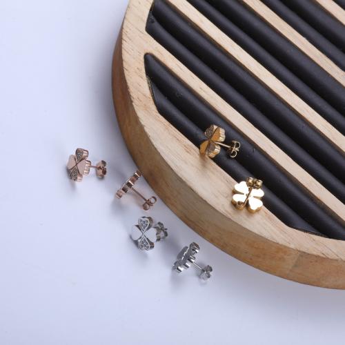 clou d'oreille en acier inoxydable avec stras, Acier inoxydable 304, Trèfle à quatre feuilles, Placage, bijoux de mode & avec strass, plus de couleurs à choisir, Vendu par paire