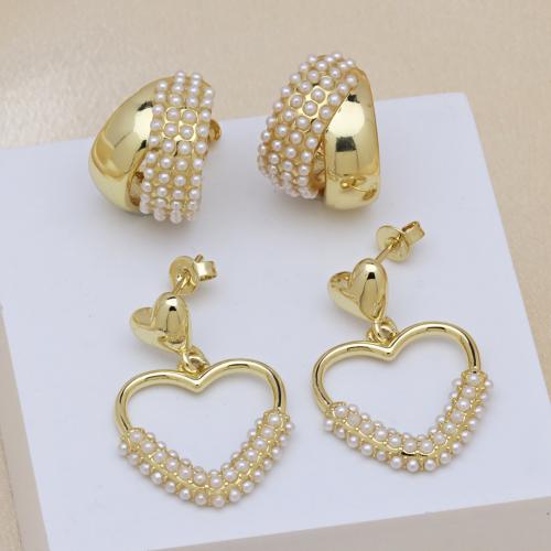 pendiente de gota colgando de latón, metal, con Perlas plásticas, Corazón, chapado en color dorado, diferentes estilos para la opción & para mujer, más colores para la opción, Vendido por Par