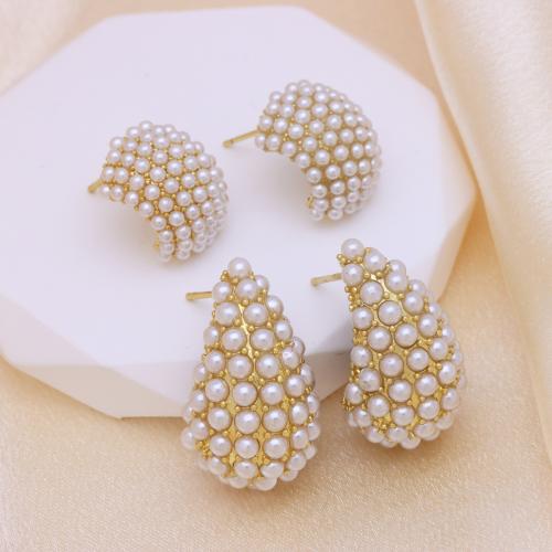 arete de latón, metal, con Perlas plásticas, chapado en color dorado, diferentes estilos para la opción & para mujer, más colores para la opción, Vendido por Par[