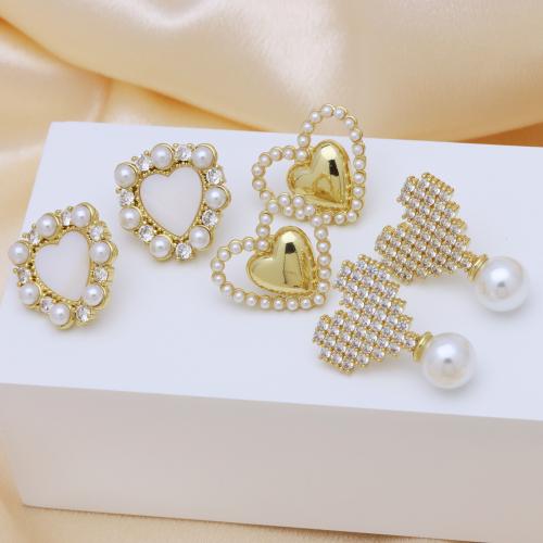 Boucles d'oreilles en laiton zircon cubique pavent, avec perle de plastique, coeur, Placage de couleur d'or, styles différents pour le choix & pour femme & avec zircone cubique, plus de couleurs à choisir, Vendu par paire[