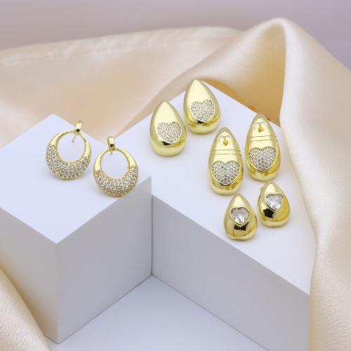 Boucles d'oreilles en laiton zircon cubique pavent, Placage de couleur d'or, styles différents pour le choix & pavé de micro zircon & pour femme, plus de couleurs à choisir, Vendu par paire[
