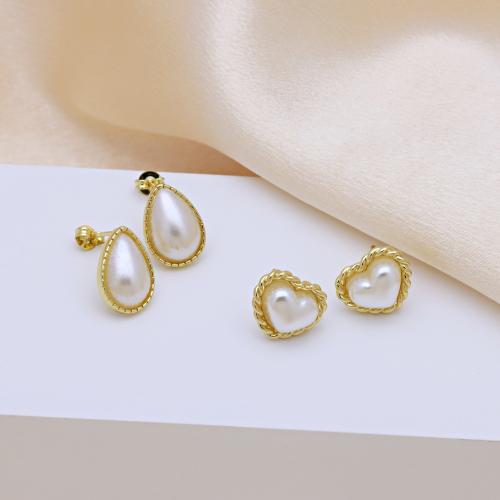 arete de latón, metal, con Perlas plásticas, chapado en color dorado, diferentes estilos para la opción & para mujer, más colores para la opción, Vendido por Par[