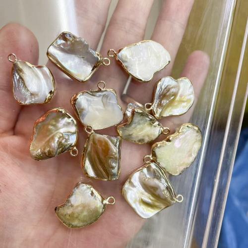 El Colgante Con Perla De Concha Del Mar Del Sur, Concha de perla, Irregular, chapado en color dorado, enviado al azar & Bricolaje, pendant size 17-23mm, Vendido por UD