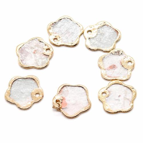 Del Mar Naturales carcasa colgante, Cáscara del capiz, Flor del ciruelo, chapado en color dorado, Bricolaje, 12mm, Vendido por UD[