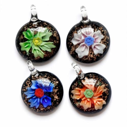 Innere Blume Murano Anhänger, Lampwork, mit Kunststoff Kasten, flache Runde, handgemacht, Goldsand & innen Blume, gemischte Farben, 35x35x11mm, Bohrung:ca. 7.5mm, 12PCs/Box, verkauft von Box