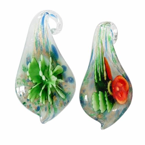 Innere Blume Murano Anhänger, Lampwork, mit Kunststoff Kasten, Blatt, Goldsand & innen Blume, gemischte Farben, 58x29x11mm, Bohrung:ca. 6mm, 12PCs/Box, verkauft von Box
