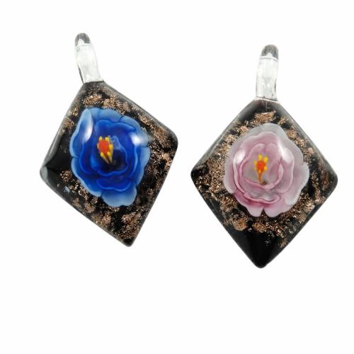 Innere Blume Murano Anhänger, Lampwork, mit Kunststoff Kasten, Rhombus, Goldsand & innen Blume, gemischte Farben, 32x29x12mm, Bohrung:ca. 7mm, 6PCs/Box, verkauft von Box