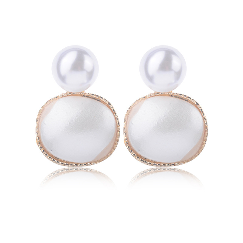 1:white Stud earring