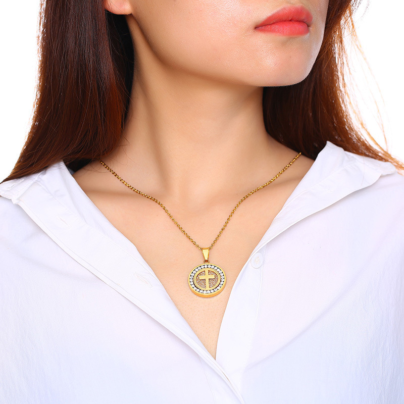 2:Golden pendant   chain