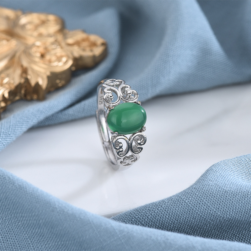 Green chalcedony ring (including main stone)) Adju