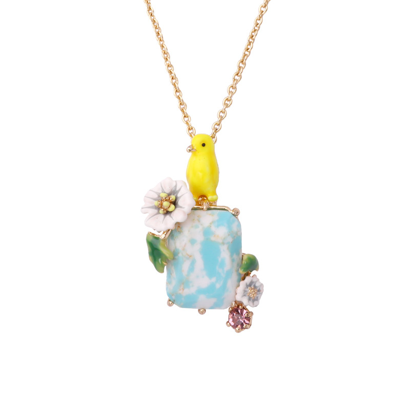 Small yellow bird Daisy necklace